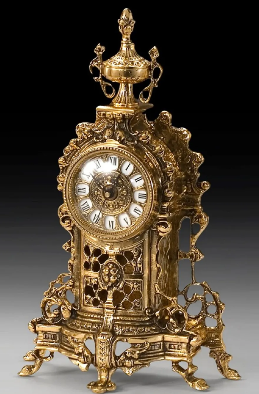 Casa Padrino Luxus Barock Tischuhr Gold 23 x H. 37 cm - Handgefertigte Bronze Uhr im Barockstil - Barock Schreibtischuhr - Barock Schreibtisch Deko - Barock Deko Accessoires - Barockstil Uhren
