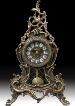 Casa Padrino Luxus Barock Tischuhr 26 x H. 42 cm - Handgefertigte Bronze Uhr im Barockstil - Barock Schreibtischuhr - Barock Schreibtisch Deko - Barock Deko Accessoires - Barockstil Uhren
