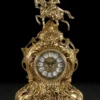 Casa Padrino Luxus Barock Tischuhr Gold 25 x H. 42 cm - Handgefertigte Bronze Uhr im Barockstil - Barock Schreibtischuhr - Barock Schreibtisch Deko - Barock Deko Accessoires - Barockstil Uhren