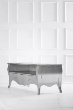 Casa Padrino Luxus Barock TV Schrank Silber - Handgefertigtes Massivholz Sideboard mit 2 Schubladen - Luxus Möbel im Barockstil - Barock Möbel - Barock Einrichtung - Edel & Prunkvoll