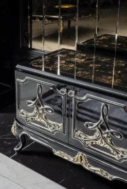 Casa Padrino Luxus Barock TV Schrank Schwarz / Gold - Prunkvolles Wohnzimmer Sideboard mit 4 Türen - Barock Wohnzimmer Möbel