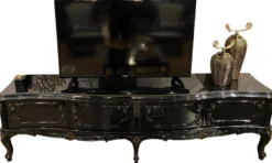 Casa Padrino Luxus Barock TV Schrank Schwarz / Antik Gold 222 x 50 x H. 62 cm - Edler Fernsehschrank mit 4 Türen und Glasplatte - Hochwertige Wohnzimmer Möbel im Barockstil