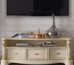 Casa Padrino Luxus Barock TV Schrank Creme / Gold 162 x 49 x H. 61 cm - Fernsehschrank mit 3 Schubladen - Edle Barock Wohnzimmer Möbel