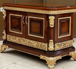 Casa Padrino Luxus Barock TV Schrank Braun / Gold - Prunkvolles Massivholz Sideboard mit 2 Türen - Luxus Büro Möbel im Barockstil - Barock Möbel - Barock Büro Einrichtung - Edel & Prunkvoll