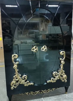 Casa Padrino Luxus Barock Vitrine Schwarz / Gold 116 x 46 x H. 170 cm - Beleuchteter Massivholz Vitrinenschrank mit 2 Glastüren - Edle Barock Möbel