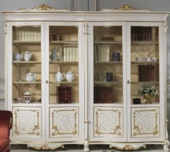 Casa Padrino Luxus Barock Vitrine Weiß / Gold 276 x 60 x H. 230 cm - Edler Massivholz Vitrinenschrank mit 4 Türen - Hotel Restaurant Schloss Möbel - Luxus Qualität - Made in Italy