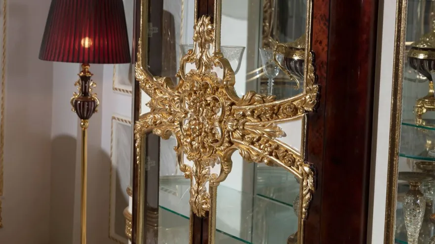 Casa Padrino Luxus Barock Vitrine Weiß / Braun / Gold - Prunkvoller Massivholz Vitrinenschrank mit 2 Glastüren - Barock Möbel - Edel & Prunkvoll