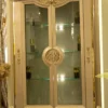 Casa Padrino Luxus Barock Vitrine Grau / Gold 130 x 48 x H. 191 cm - Prunkvoller Vitrinenschrank mit 2 Glastüren und 3 Glasregalen - Barock Möbel