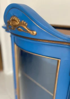 Casa Padrino Luxus Barock Vitrine Blau / Gold - Barockstil Vitrinenschrank mit Glastür - Luxus Esszimmer Möbel im Barockstil - Barock Esszimmer Möbel - Edel & Prunkvoll
