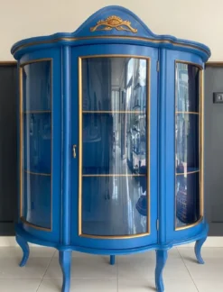Casa Padrino Luxus Barock Vitrine Blau / Gold - Barockstil Vitrinenschrank mit Glastür - Luxus Esszimmer Möbel im Barockstil - Barock Esszimmer Möbel - Edel & Prunkvoll