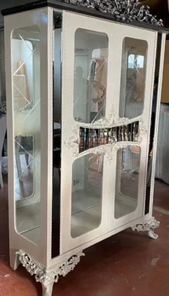 Casa Padrino Luxus Barock Vitrine Creme / Silber / Grau / Gold - Handgefertigter Massivholz Vitrinenschrank mit 2 Glastüren - Luxus Möbel im Barockstil - Barock Möbel - Edel & Prunkvoll