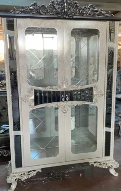 Casa Padrino Luxus Barock Vitrine Creme / Silber / Grau / Gold - Handgefertigter Massivholz Vitrinenschrank mit 2 Glastüren - Luxus Möbel im Barockstil - Barock Möbel - Edel & Prunkvoll