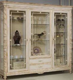 Casa Padrino Luxus Barock Vitrine Weiß / Gold - Edler Massivholz Vitrinenschrank mit 3 Glastüren und 2 Schubladen - Hotel Möbel - Schloss Möbel - Luxus Qualität - Made in Italy