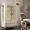 Casa Padrino Luxus Barock Vitrine Weiß / Beige / Braun 118 x 49 x H. 186 cm - Massivholz Vitrinenschrank mit 2 Glastüren und 2 Schubladen - Möbel im Barockstil