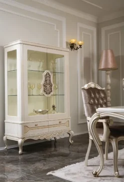 Casa Padrino Luxus Barock Vitrine Weiß / Beige / Braun 118 x 49 x H. 186 cm - Massivholz Vitrinenschrank mit 2 Glastüren und 2 Schubladen - Möbel im Barockstil