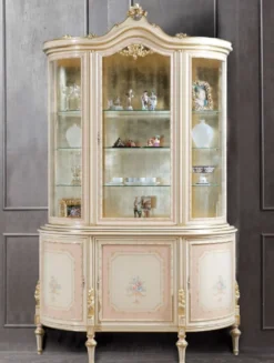 Casa Padrino Luxus Barock Vitrine Cremefarben / Rosa / Mehrfarbig / Gold - Handgefertigter Vitrinenschrank mit 4 Türen - Prunkvolle Barock Möbel - Luxus Qualität - Made in Italy