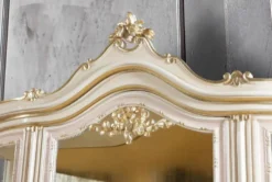 Casa Padrino Luxus Barock Vitrine Cremefarben / Rosa / Mehrfarbig / Gold - Handgefertigter Vitrinenschrank mit 4 Türen - Prunkvolle Barock Möbel - Luxus Qualität - Made in Italy
