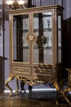 Casa Padrino Luxus Barock Vitrine Grau / Gold 125 x 43 x H. 193 cm - Edler Massivholz Vitrinenschrank mit 2 Glastüren und 2 Schubladen - Barock Möbel