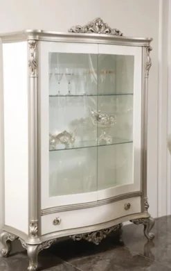 Casa Padrino Luxus Barock Vitrine Weiß / Silber 124 x 54 x H. 198 cm - Edler Massivholz Vitrinenschrank mit 2 Glastüren und Schublade - Barock Möbel