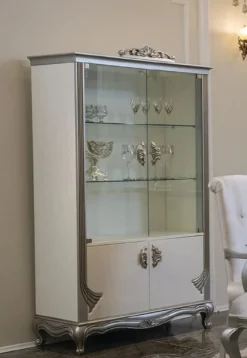 Casa Padrino Luxus Barock Vitrine Weiß / Silber 111 x 49 x H. 193 cm - Edler Massivholz Vitrinenschrank mit 4 Türen - Barock Möbel