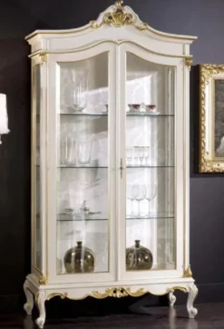 Casa Padrino Luxus Barock Vitrine Weiß / Gold - Handgefertigter Massivholz Vitrinenschrank mit 2 Glastüren - Prunkvolle Barock Möbel - Luxus Qualität - Made in Italy