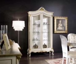Casa Padrino Luxus Barock Vitrine Weiß / Gold - Handgefertigter Massivholz Vitrinenschrank mit 2 Glastüren - Prunkvolle Barock Möbel - Luxus Qualität - Made in Italy