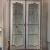 Casa Padrino Luxus Barock Vitrine Weiß / Silber 125 x 55 x H. 195 cm - Edler Massivholz Vitrinenschrank mit 2 Glastüren und 3 Glasregalen - Möbel im Barockstil