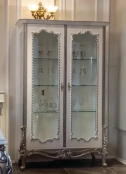 Casa Padrino Luxus Barock Vitrine Weiß / Silber 125 x 55 x H. 195 cm - Edler Massivholz Vitrinenschrank mit 2 Glastüren und 3 Glasregalen - Möbel im Barockstil