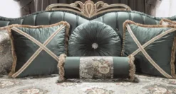 Casa Padrino Luxus Barock Wohnzimmer Sofa mit Glitzersteinen und dekorativen Kissen Grün / Creme / Beige 220 x 85 x H. 100 cm - Möbel im Barockstil