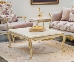 Casa Padrino Luxus Barock Wohnzimmer Set Rosa / Weiß / Gold - 2 Barock Sofas & 2 Barock Sessel & 1 Barock Couchtisch - Wohnzimmer Möbel im Barockstil - Barock Möbel - Barock Einrichtung