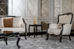 Casa Padrino Luxus Barock Wohnzimmer Sessel Creme / Schwarz / Gold - Handgefertigter Barockstil Sessel mit dekorativem Kissen - Luxus Wohnzimmer Möbel im Barockstil - Barock Möbel