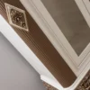 Casa Padrino Luxus Barock Wohnzimmer Vitrine Weiß / Braun / Gold 130 x 50 x H. 220 cm - Prunkvoller Barock Vitrinenschrank mit 2 Glastüren - Edle Barock Möbel