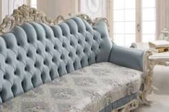 Casa Padrino Luxus Barock Wohnzimmer Sofa mit dekorativen Kissen Hellblau / Creme / Weiß / Gold 240 x 90 x H. 120 cm - Edle Barock Wohnzimmer Möbel