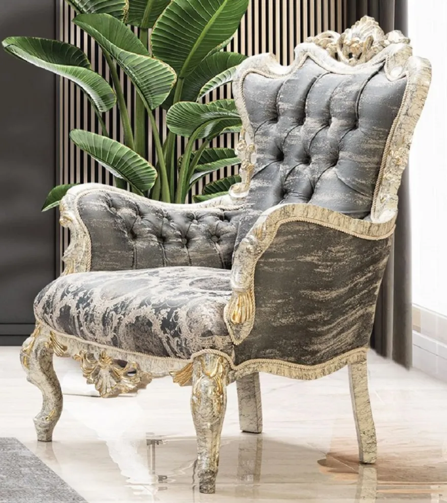 Casa Padrino Luxus Barock Wohnzimmer Set Grau / Antik Weiß / Gold - 2 Barock Sofas & 2 Barock Sessel & 1 Barock Couchtisch - Luxus Wohnzimmer Möbel im Barockstil - Barock Möbel - Edel & Prunkvoll