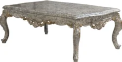 Casa Padrino Luxus Barock Wohnzimmer Set Grau / Antik Weiß / Gold - 2 Barock Sofas & 2 Barock Sessel & 1 Barock Couchtisch - Luxus Wohnzimmer Möbel im Barockstil - Barock Möbel - Edel & Prunkvoll