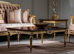 Casa Padrino Luxus Barock Wohnzimmer Set Rosa / Weiß / Gold - 2 Sofas & 2 Sessel & 1 Couchtisch - Prunkvolle Wohnzimmer Möbel im Barockstil