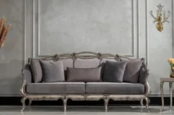 Casa Padrino Luxus Barock Wohnzimmer Sofa Grau / Silber - Handgefertigtes Barockstil Sofa mit dekorativen Kissen - Luxus Wohnzimmer Möbel im Barockstil - Barock Möbel - Edel & Prunkvoll
