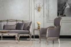 Casa Padrino Luxus Barock Wohnzimmer Sofa Grau / Silber - Handgefertigtes Barockstil Sofa mit dekorativen Kissen - Luxus Wohnzimmer Möbel im Barockstil - Barock Möbel - Edel & Prunkvoll