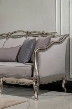 Casa Padrino Luxus Barock Wohnzimmer Sofa Grau / Silber - Handgefertigtes Barockstil Sofa mit dekorativen Kissen - Luxus Wohnzimmer Möbel im Barockstil - Barock Möbel - Edel & Prunkvoll