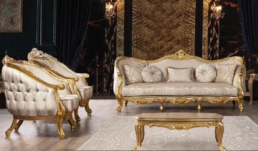 Casa Padrino Luxus Barock Wohnzimmer Set Beige / Gold - 2 Barock Sofas mit Muster & 2 Barock Sessel mit Muster & 1 Barock Couchtisch - Prunkvolle Barock Wohnzimmer Möbel