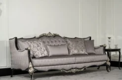 Casa Padrino Luxus Barock Wohnzimmer Sofa Silber / Schwarz / Silber - Prunkvolles Barockstil Sofa mit dekorativen Kissen - Luxus Wohnzimmer Möbel im Barockstil - Barock Möbel