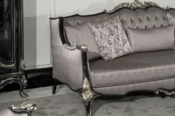 Casa Padrino Luxus Barock Wohnzimmer Sofa Silber / Schwarz / Silber - Prunkvolles Barockstil Sofa mit dekorativen Kissen - Luxus Wohnzimmer Möbel im Barockstil - Barock Möbel