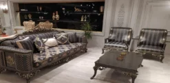 Casa Padrino Luxus Barock Wohnzimmer Set Lila / Grau / Gold - 2 Barock Sofas & 2 Barock Sessel & 1 Barock Couchtisch - Barock Wohnzimmer Möbel