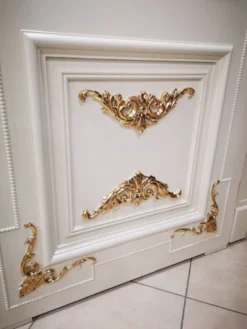 Casa Padrino Luxus Barock Wohnungstür Weiß / Gold - Prunkvolle Massivholz Tür mit Rahmen - Luxus Möbel im Barockstil - Hotel Möbel - Barock Möbel - Barock Einrichtung - Edel & Prunkvoll
