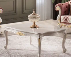 Casa Padrino Luxus Barock Wohnzimmer Set Rot / Weiß / Gold - 2 Sofas & 2 Sessel & 1 Couchtisch - Prunkvolle Barock Wohnzimmer Möbel
