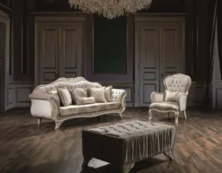 Casa Padrino Luxus Barock Wohnzimmer Sessel mit Glitzersteinen und dekorativem Kissen Grau / Creme / Gold 90 x 85 x H. 110 cm - Edle Barockstil Möbel