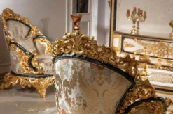 Casa Padrino Luxus Barock Wohnzimmer Set Gold / Weiß / Blau / Gold - 2 Sofas & 2 Sessel & 1 Couchtisch & 2 Beistelltische - Handgefertigte Wohnzimmer Möbel im Barockstil - Edel & Prunkvoll