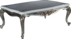 Casa Padrino Luxus Barock Wohnzimmer Set Hellblau / Silber - 2 Sofas & 2 Sessel & 1 Couchtisch - Prunkvolle Wohnzimmer Möbel im Barockstil