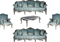 Casa Padrino Luxus Barock Wohnzimmer Set Hellblau / Silber - 2 Sofas & 2 Sessel & 1 Couchtisch - Prunkvolle Wohnzimmer Möbel im Barockstil