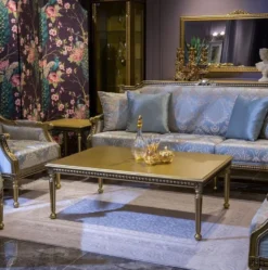 Casa Padrino Luxus Barock Wohnzimmer Set Hellblau / Gold - 2 Barock Sofas & 2 Barock Sessel & 1 Barock Couchtisch - Wohnzimmer Möbel im Barockstil - Barock Möbel - Barock Einrichtung
